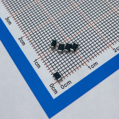 Resistor dependente da tensão do varistor de óxido metálico dos MOVIMENTOS da microplaqueta para a proteção do impulso